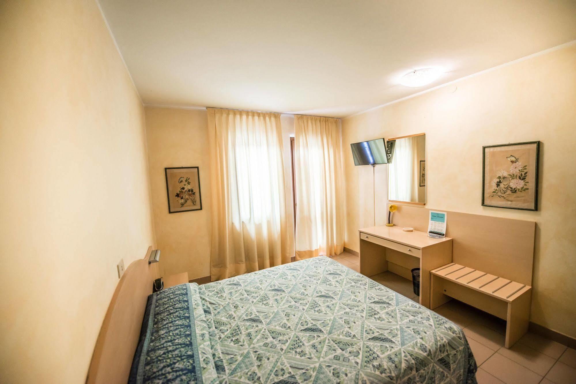 Hotel Johnson Peschiera del Garda Exterior foto